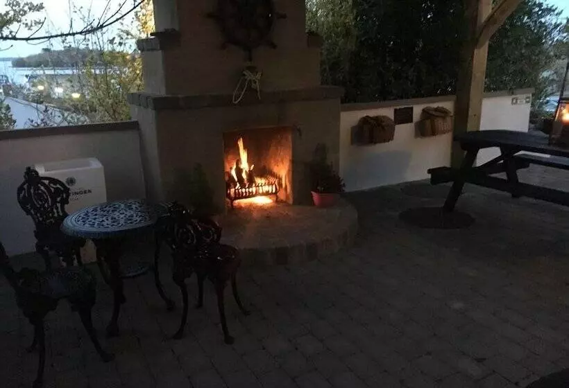 تختخواب و صبحانه Knockninny Country House & Marina