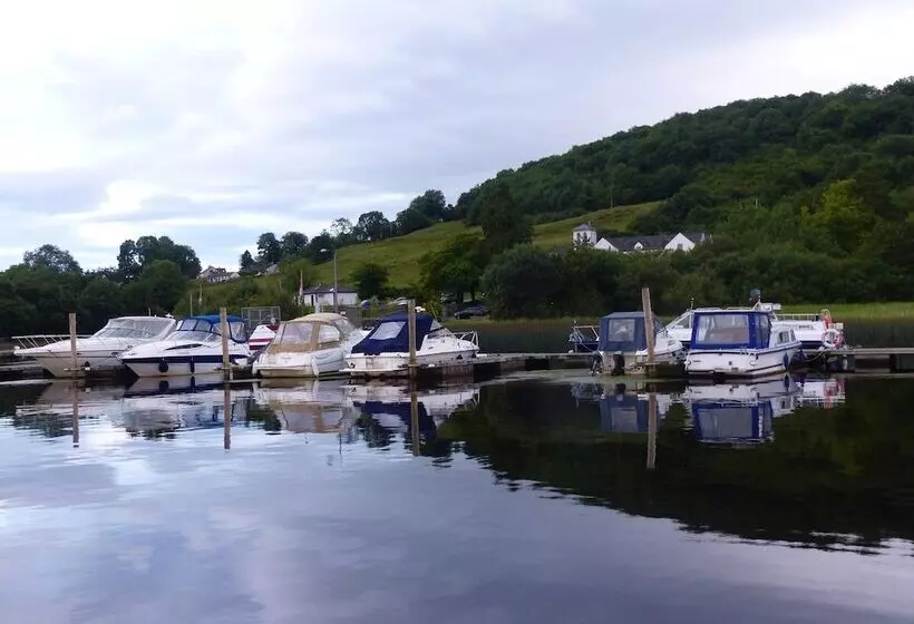 تختخواب و صبحانه Knockninny Country House & Marina