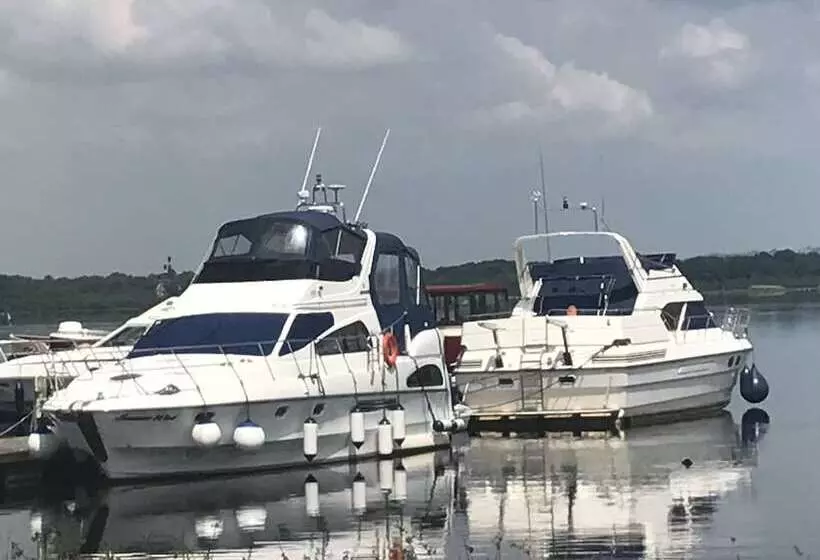 تختخواب و صبحانه Knockninny Country House & Marina