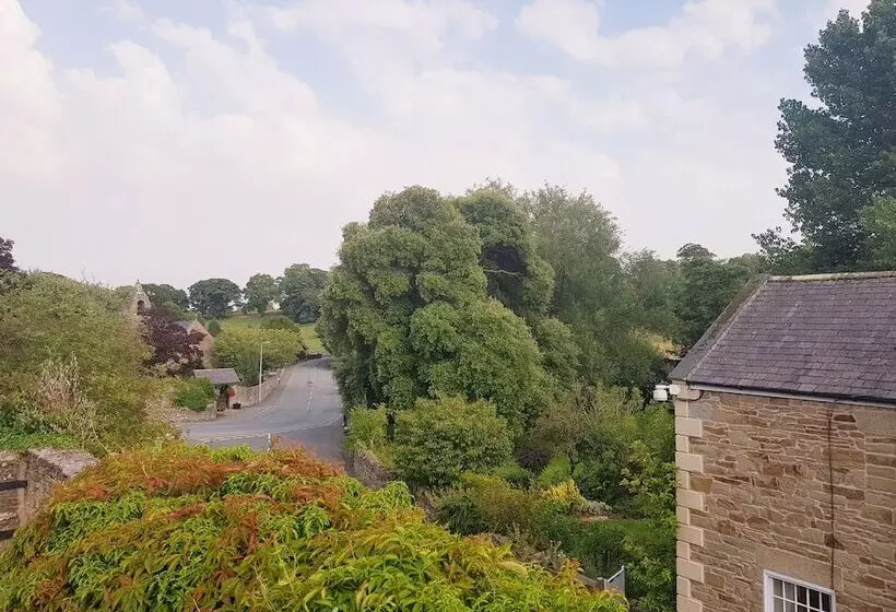 مسافرخانه The Red Lion At Llanasa