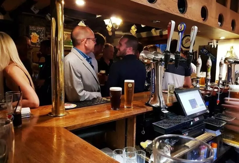 مسافرخانه The Red Lion At Llanasa