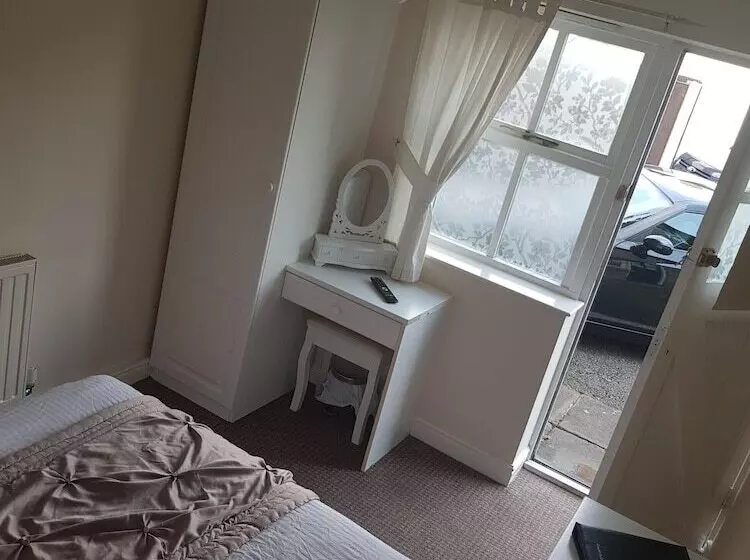 مسافرخانه The Red Lion At Llanasa