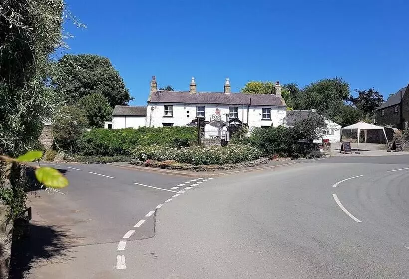 مسافرخانه The Red Lion At Llanasa