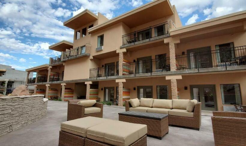 בית מלון כפרי Bluff Dwellings Resort