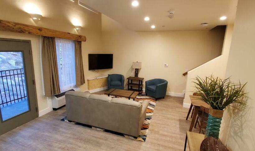 בית מלון כפרי Bluff Dwellings Resort