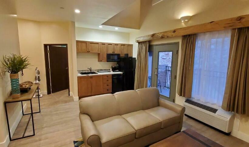 בית מלון כפרי Bluff Dwellings Resort