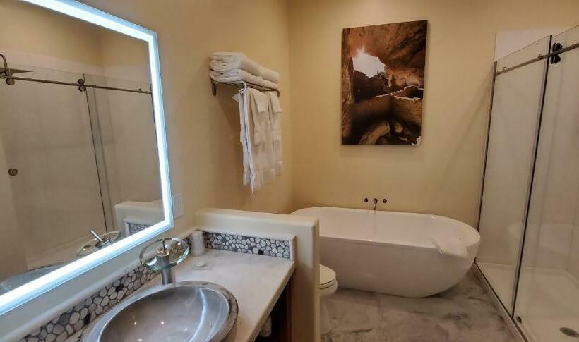 בית מלון כפרי Bluff Dwellings Resort