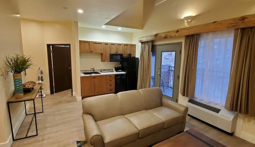 בית מלון כפרי Bluff Dwellings Resort