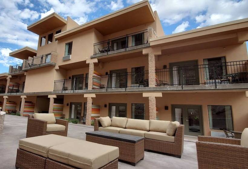 בית מלון כפרי Bluff Dwellings Resort