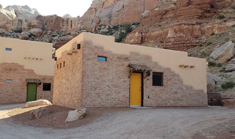 בית מלון כפרי Bluff Dwellings Resort