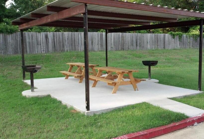 مُتل Majestic Inn