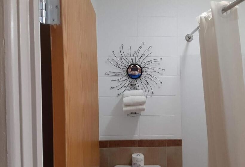 فندق على الطريق Two Rivers Inn West