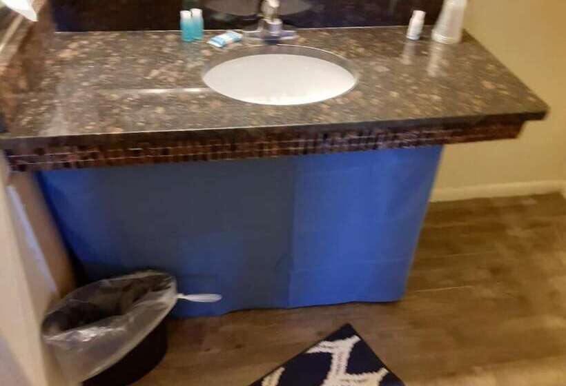 فندق على الطريق Two Rivers Inn West