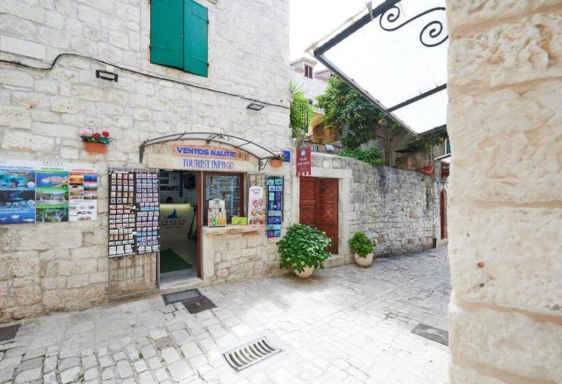 Apartments And Rooms Jare   In Old Town