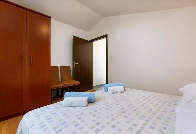 Apartments Pino Rabac