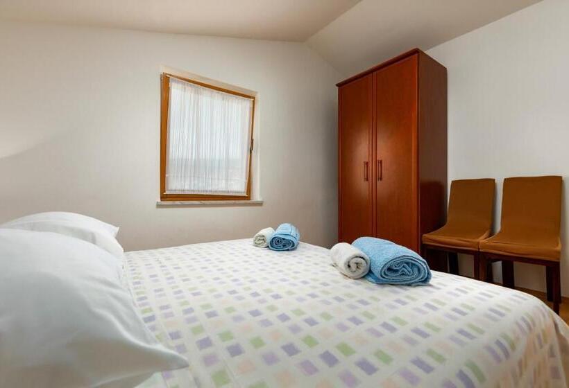 Apartments Pino Rabac