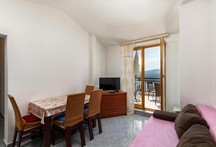 Apartments Pino Rabac