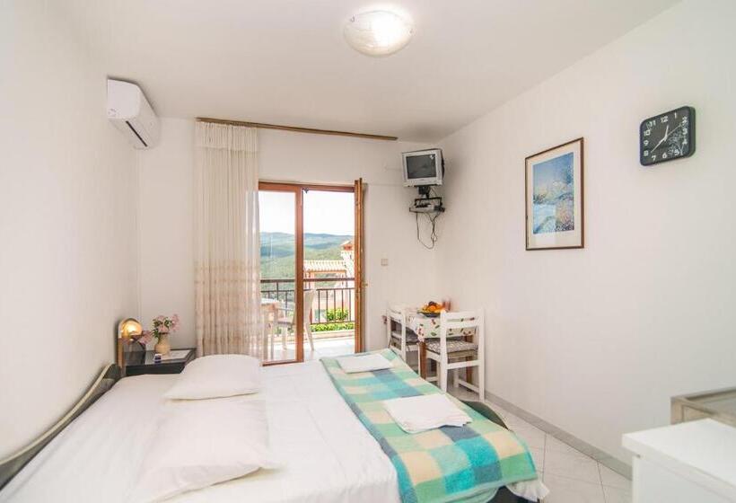 Apartments Pino Rabac