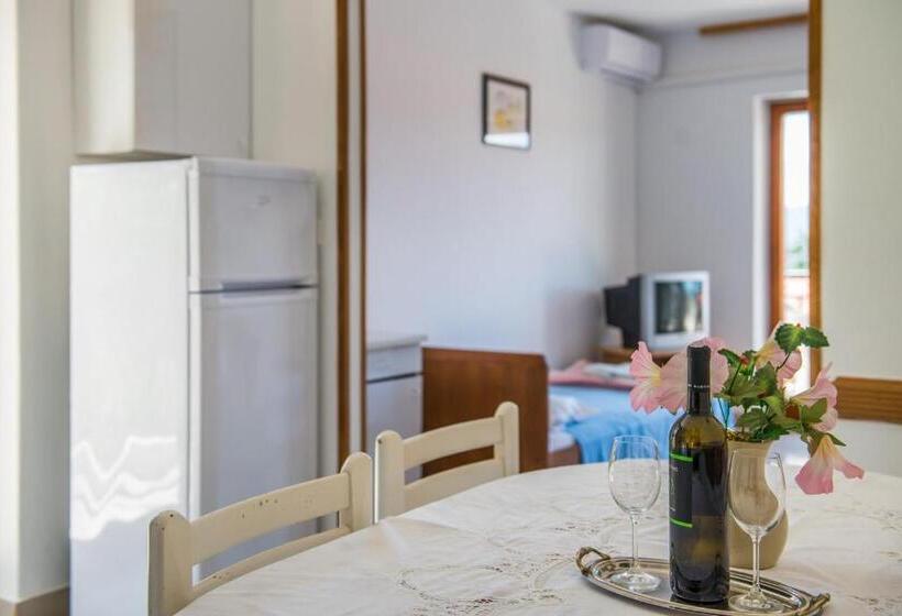 Apartments Pino Rabac