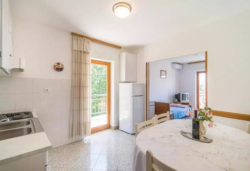 Apartments Pino Rabac