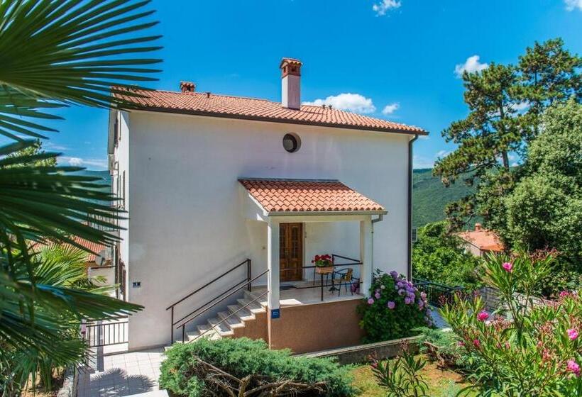 Apartments Pino Rabac