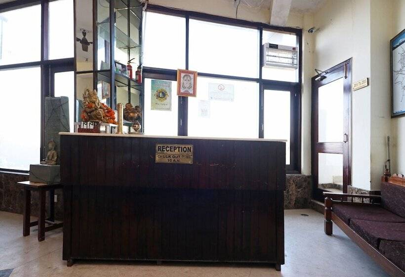 هتل Akanksha Anand Plaza