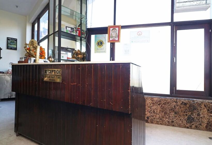 هتل Akanksha Anand Plaza