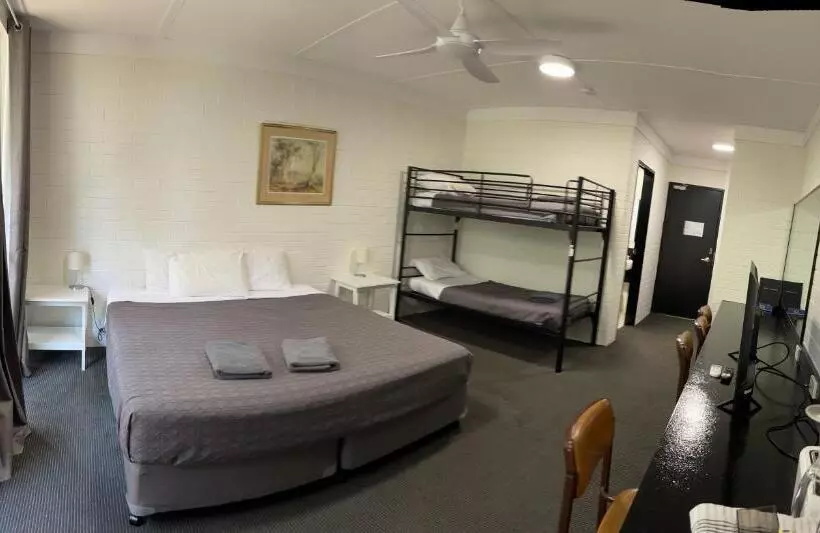 Motelli Jumbuck Motor Inn   Pool   Pet Friendly Section   King Beds