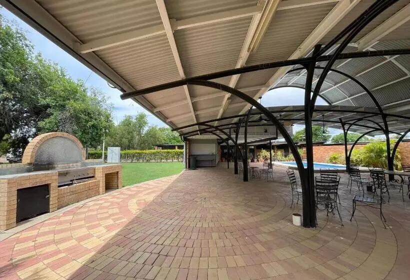 Motelli Jumbuck Motor Inn   Pool   Pet Friendly Section   King Beds