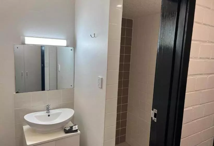 Motelli Jumbuck Motor Inn   Pool   Pet Friendly Section   King Beds