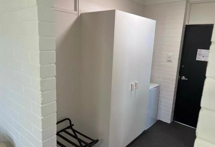 Motelli Jumbuck Motor Inn   Pool   Pet Friendly Section   King Beds