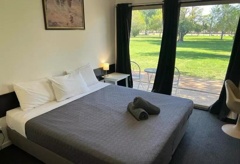 Motelli Jumbuck Motor Inn   Pool   Pet Friendly Section   King Beds