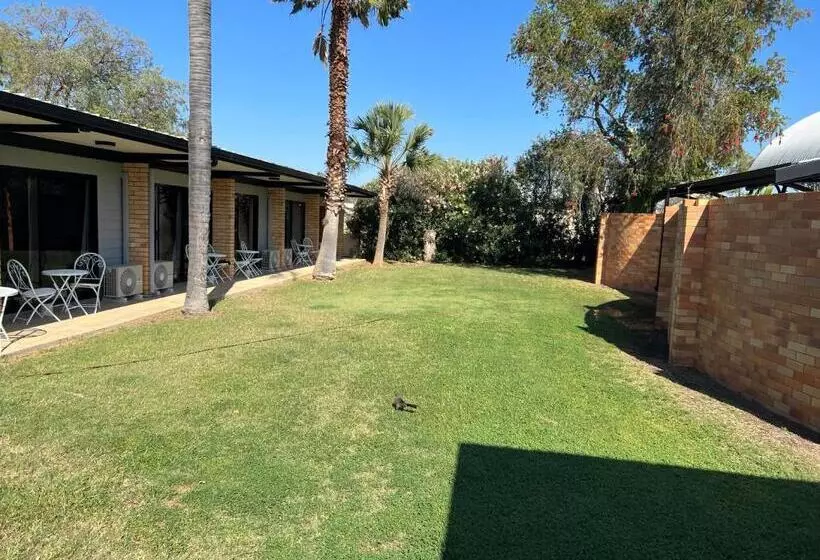 Motelli Jumbuck Motor Inn   Pool   Pet Friendly Section   King Beds