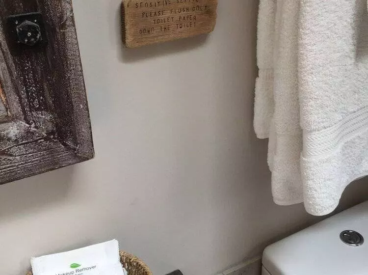 Majatalo Black Bear Guesthouse