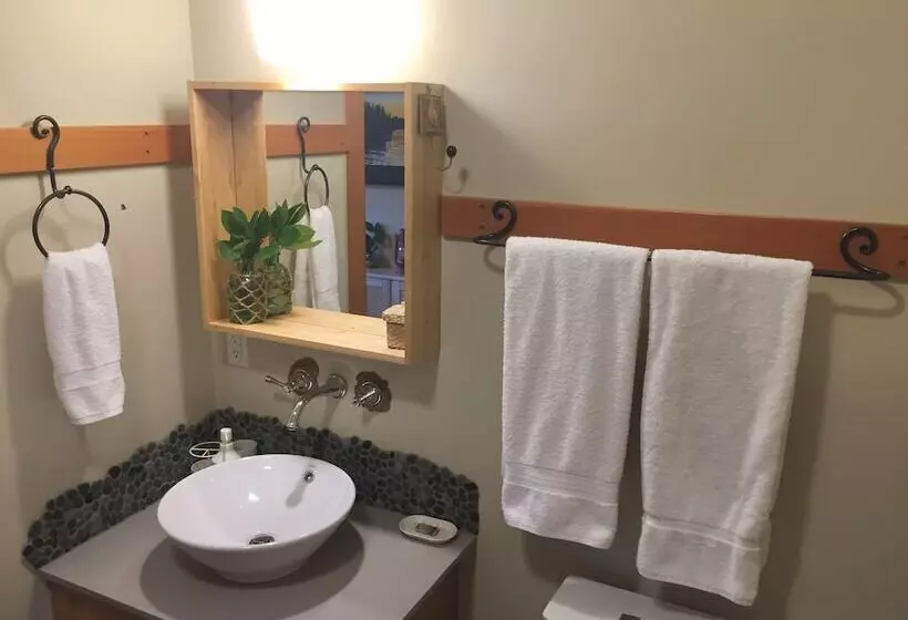 Majatalo Black Bear Guesthouse