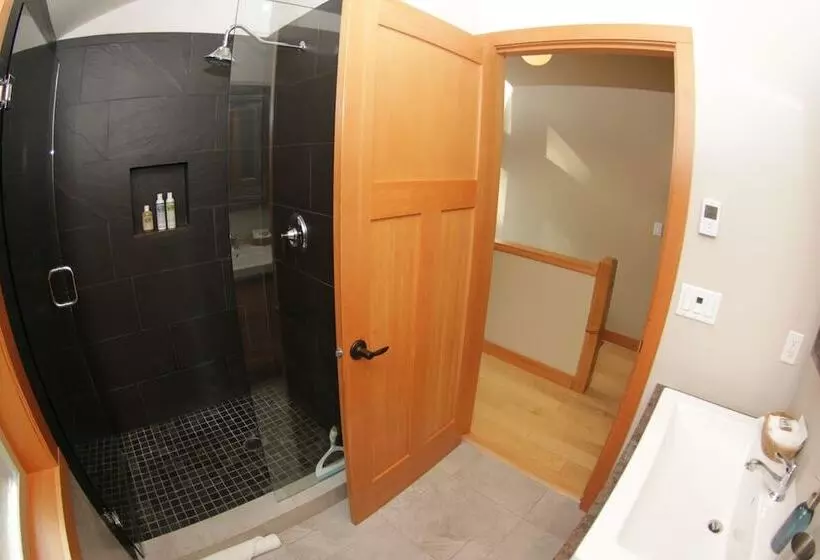 Majatalo Black Bear Guesthouse