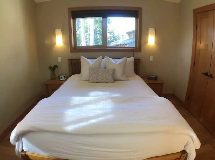 Majatalo Black Bear Guesthouse