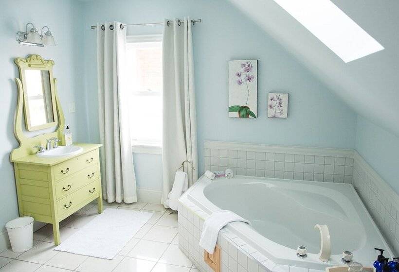 Salt Shaker Deli & Inn