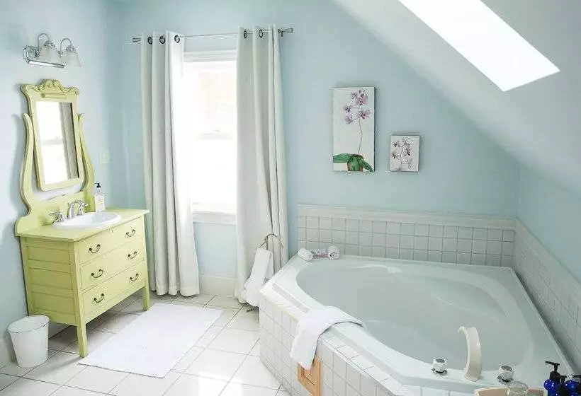 Salt Shaker Deli & Inn