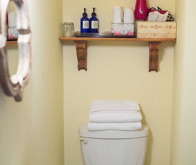 Salt Shaker Deli & Inn