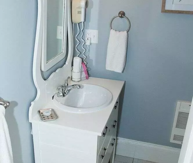 Salt Shaker Deli & Inn