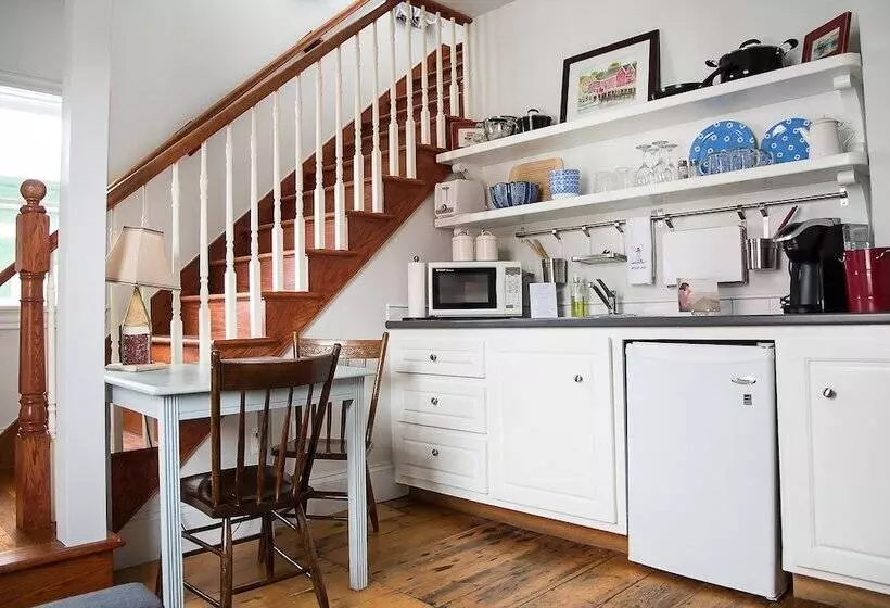 Salt Shaker Deli & Inn