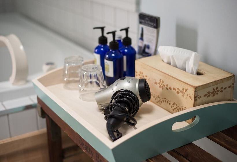 Salt Shaker Deli & Inn