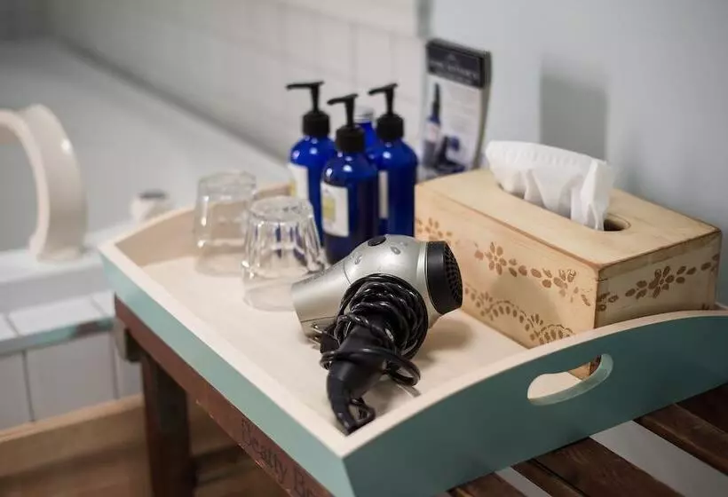 Salt Shaker Deli & Inn