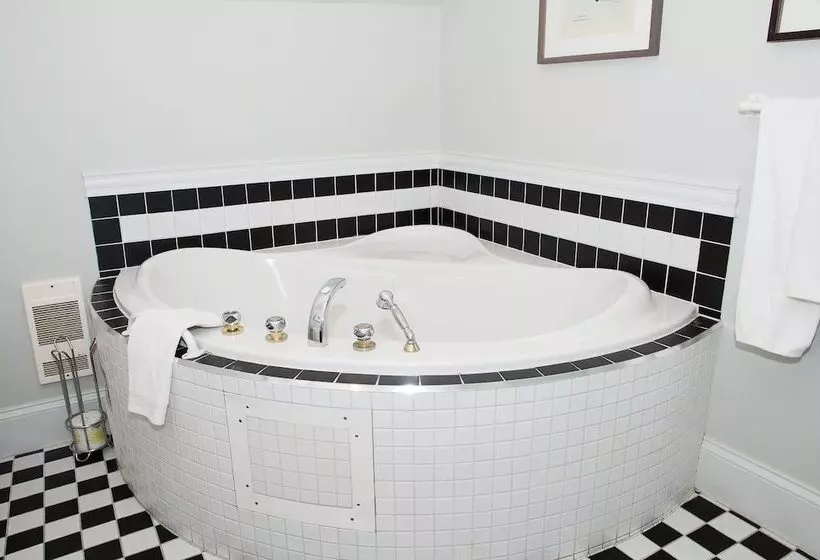 Salt Shaker Deli & Inn