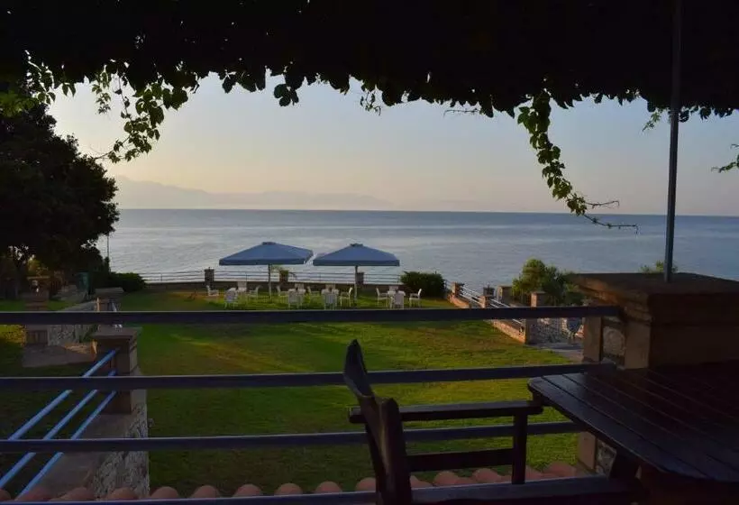 Alexandros Seaside Family Apartments & Villas   Paradise, 7  From Petalidi