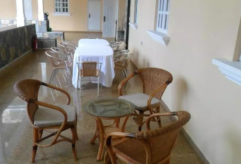 هتل Auberge Les Lilas