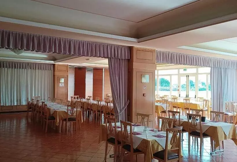 مسافرخانه Villa Strassoldo Ex Attianese Hotel Restaurant