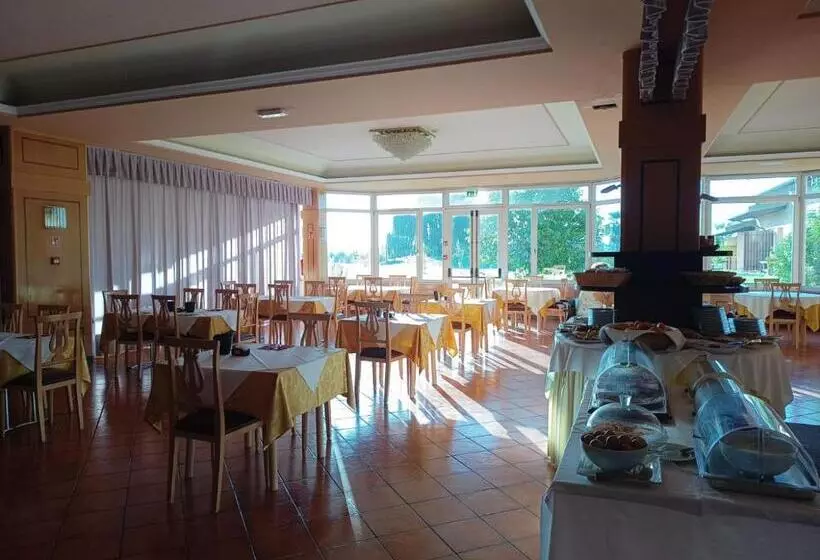 مسافرخانه Villa Strassoldo Ex Attianese Hotel Restaurant