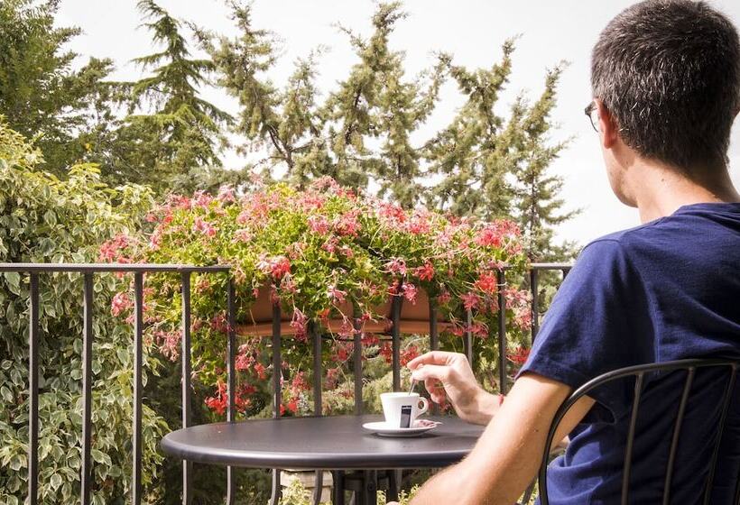 פונדק Poggio Active